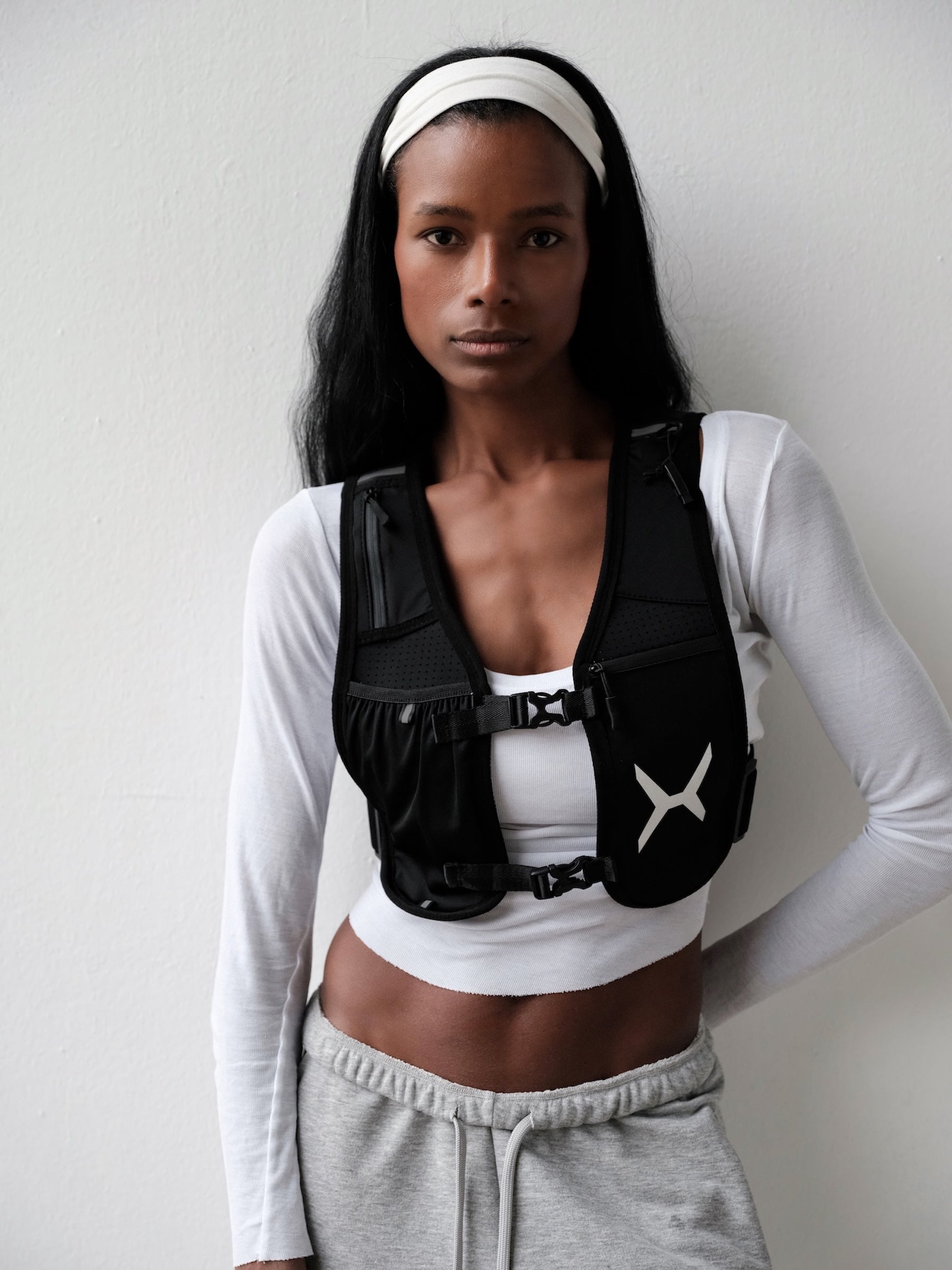 Detailaufnahme der RYDA Running Vest mit Schultertaschen und Reißverschluss