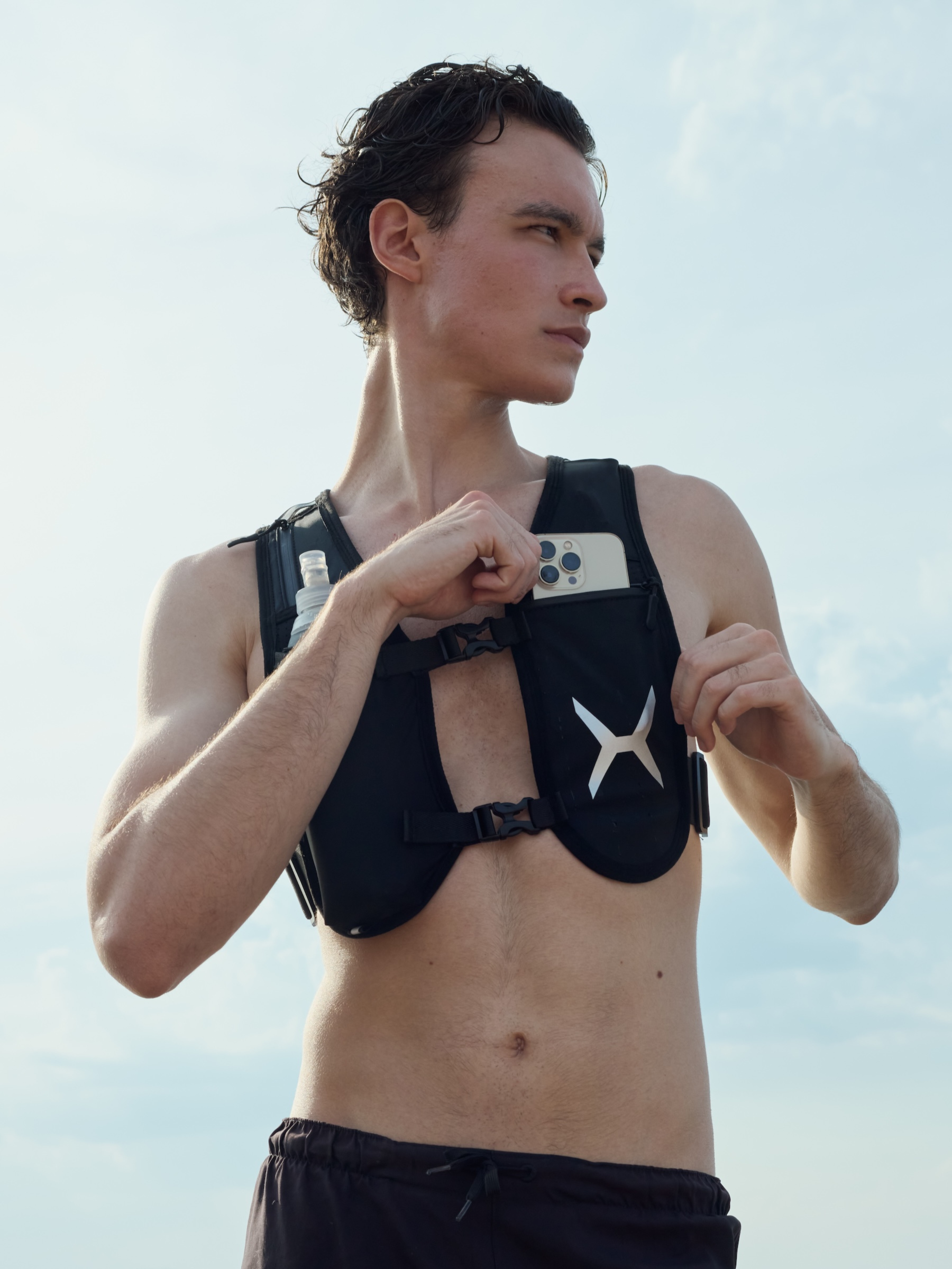 Läufer trägt die RYDA Running Vest beim Lauftraining im Freien